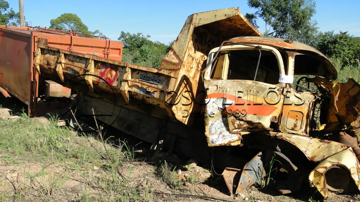LOTE 005 - CAMINHÃO BASCULANTE, M.BENZ/L 1113, ANO/MODELO: 1975, PLACA: IHR1508,