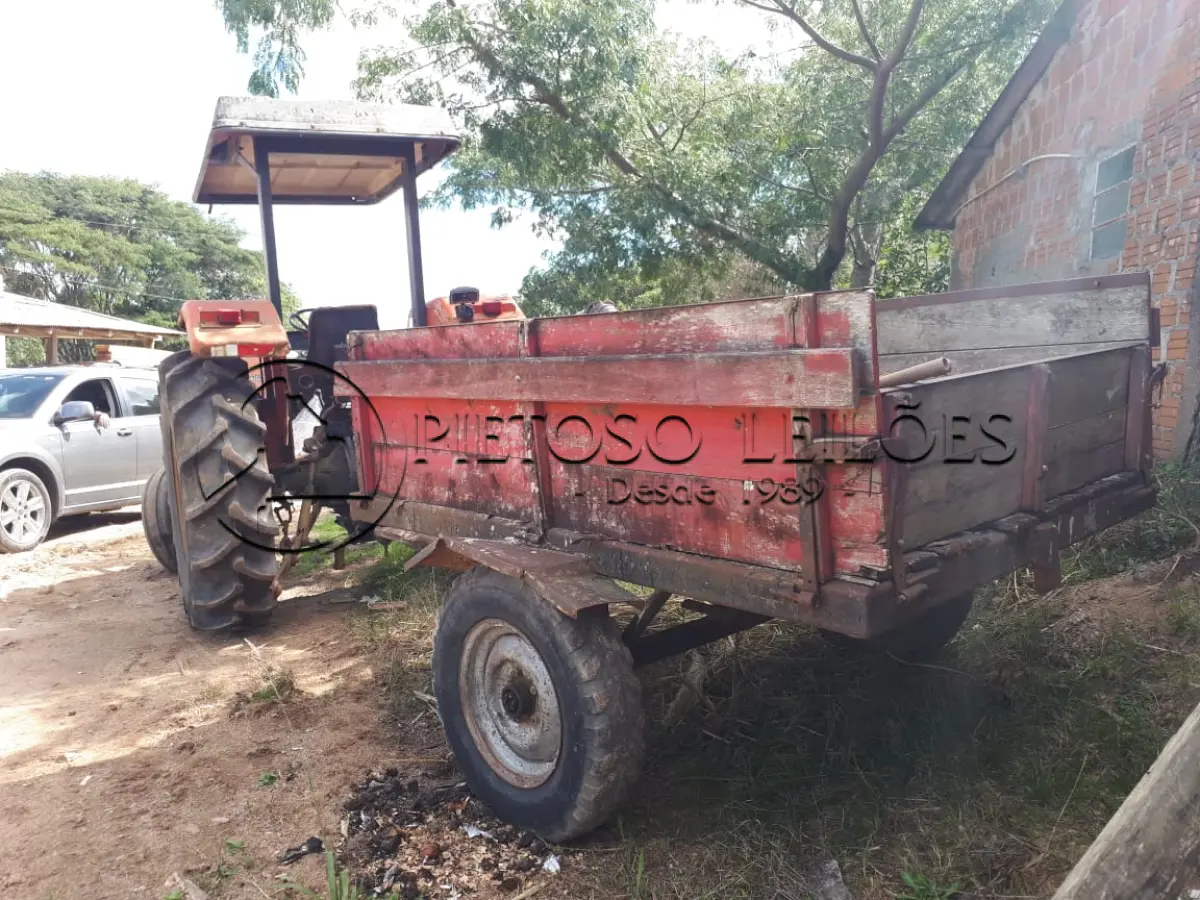 LOTE 024 - TRATOR URSUS 2812 COM CARRETA, BOMBA DÁGUA E CAPINADEIRA.