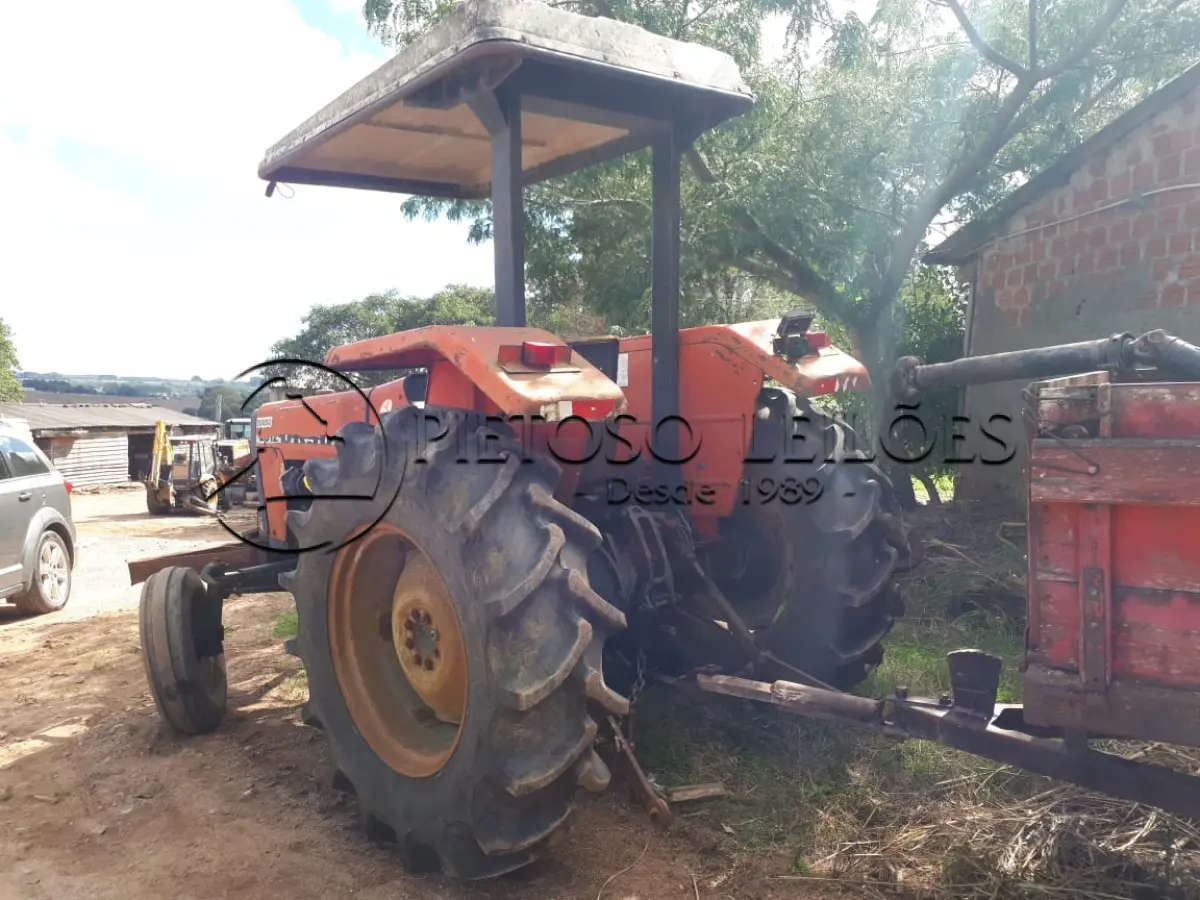 LOTE 024 - TRATOR URSUS 2812 COM CARRETA, BOMBA DÁGUA E CAPINADEIRA.