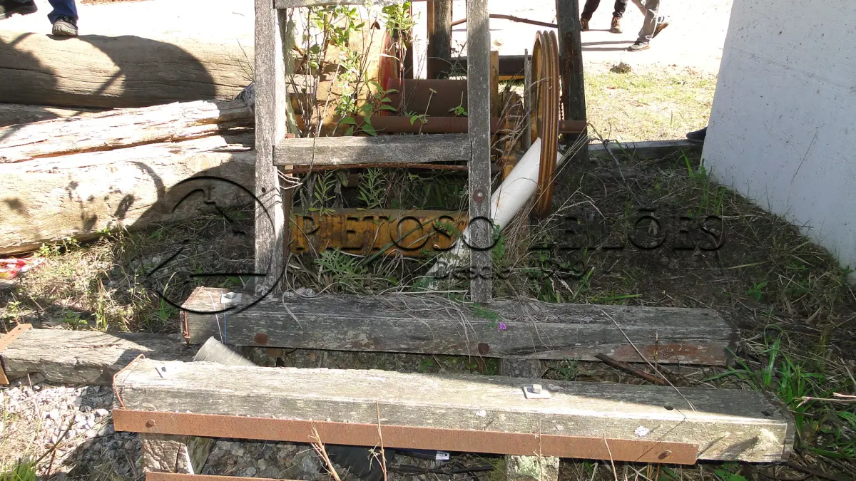 LOTE 073 - GUINCHO E TORRE PARA BATE ESTACA. OBS.: ESTADO DE SUCATA.
