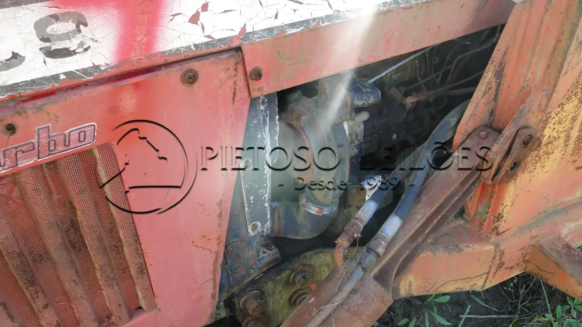 LOTE 044 - TRATOR MASSEY FERGUSSON MOD 299.