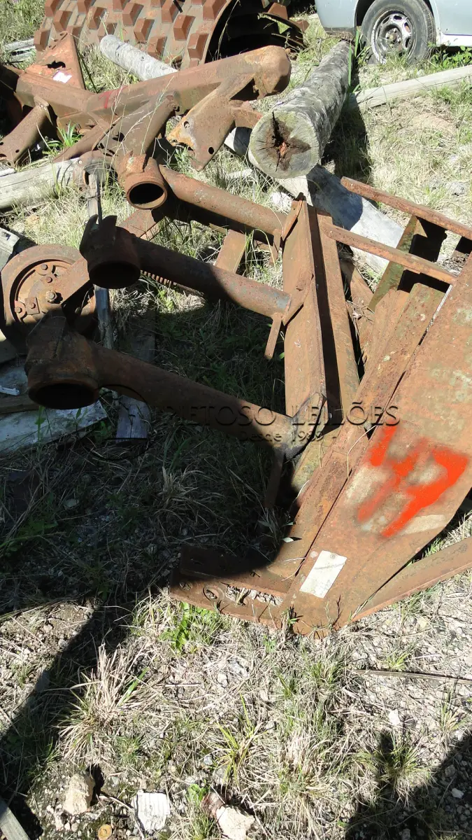 LOTE 047 - LOTE COMPOSTO POR IMPLEMENTOS AGRICOLAS, LÂMINA, ARADOS E DEBULHADOR.