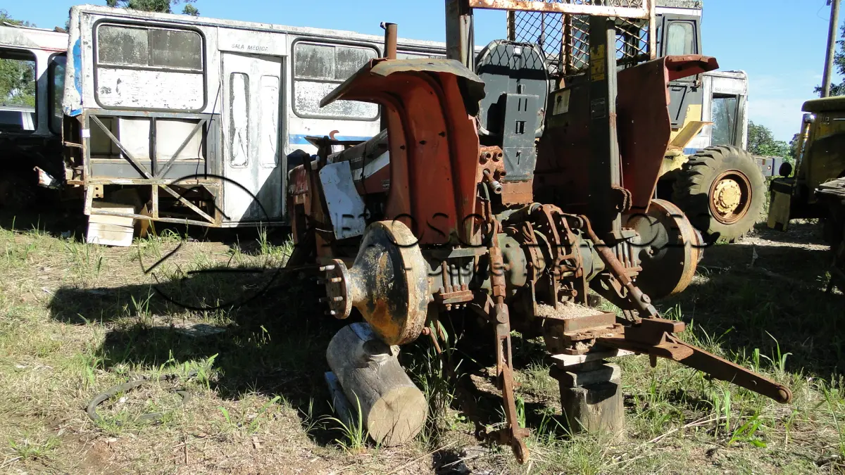 LOTE 044 - TRATOR MASSEY FERGUSSON MOD 299.