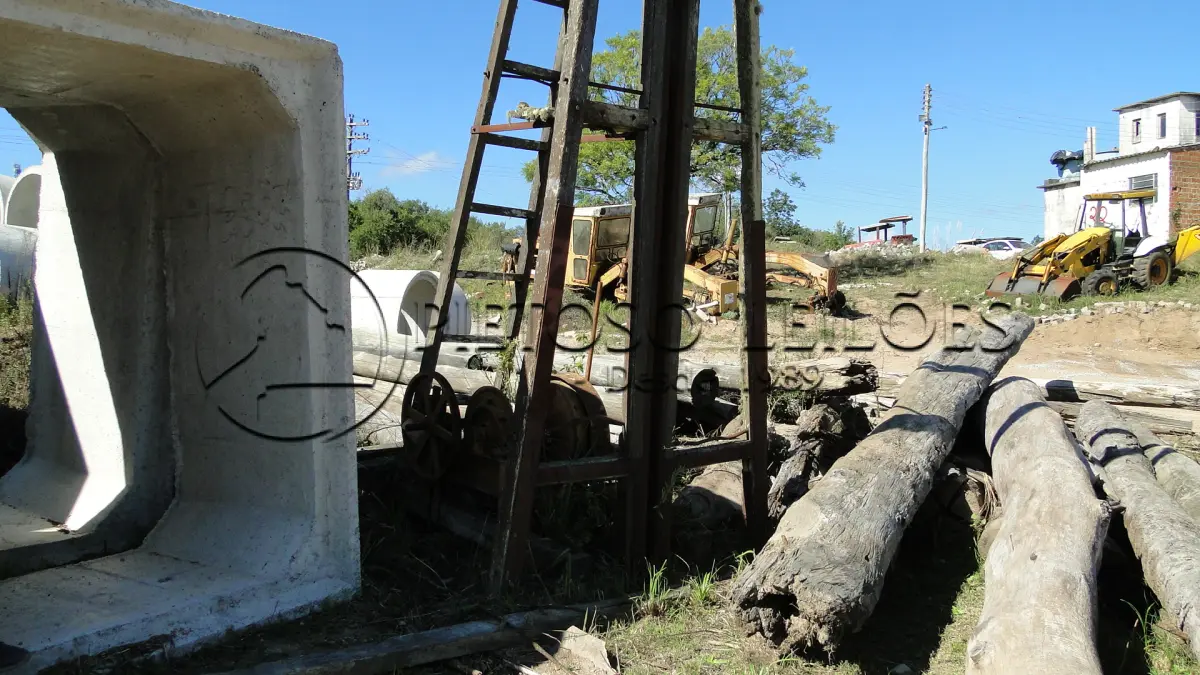 LOTE 073 - GUINCHO E TORRE PARA BATE ESTACA. OBS.: ESTADO DE SUCATA.