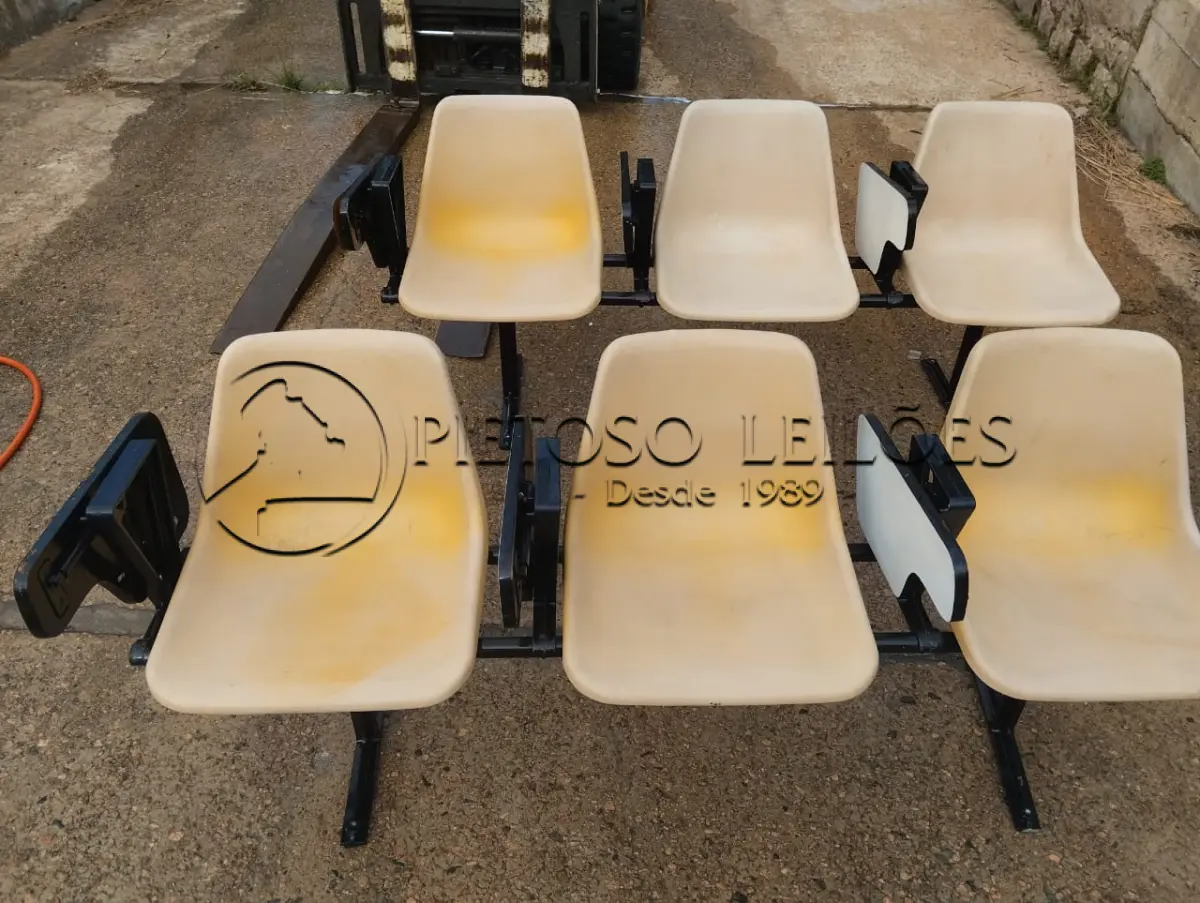 LOTE 040 - CONJUNTO DE CADEIRAS (A)