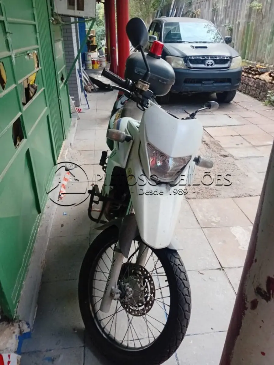 LOTE 005 - Tipo: Motocicleta, Marca/Mod.: HONDA/XRE 300, Ano/modelo: 2014/2015, Placa: IWC5590.