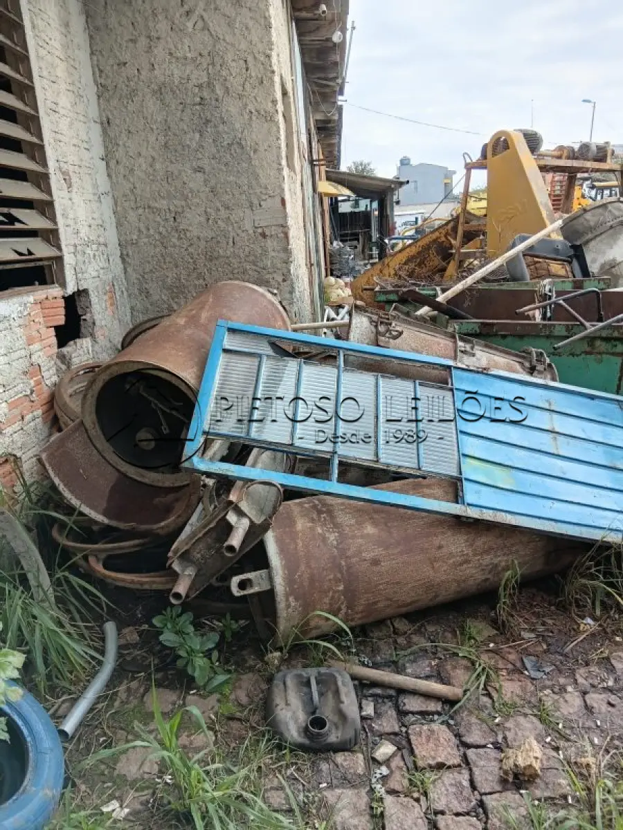 LOTE 009 - SUCATA DE BETONEIRA, ROÇADEIRA, FORMAS PARA TUBOS DE CONCRETO.