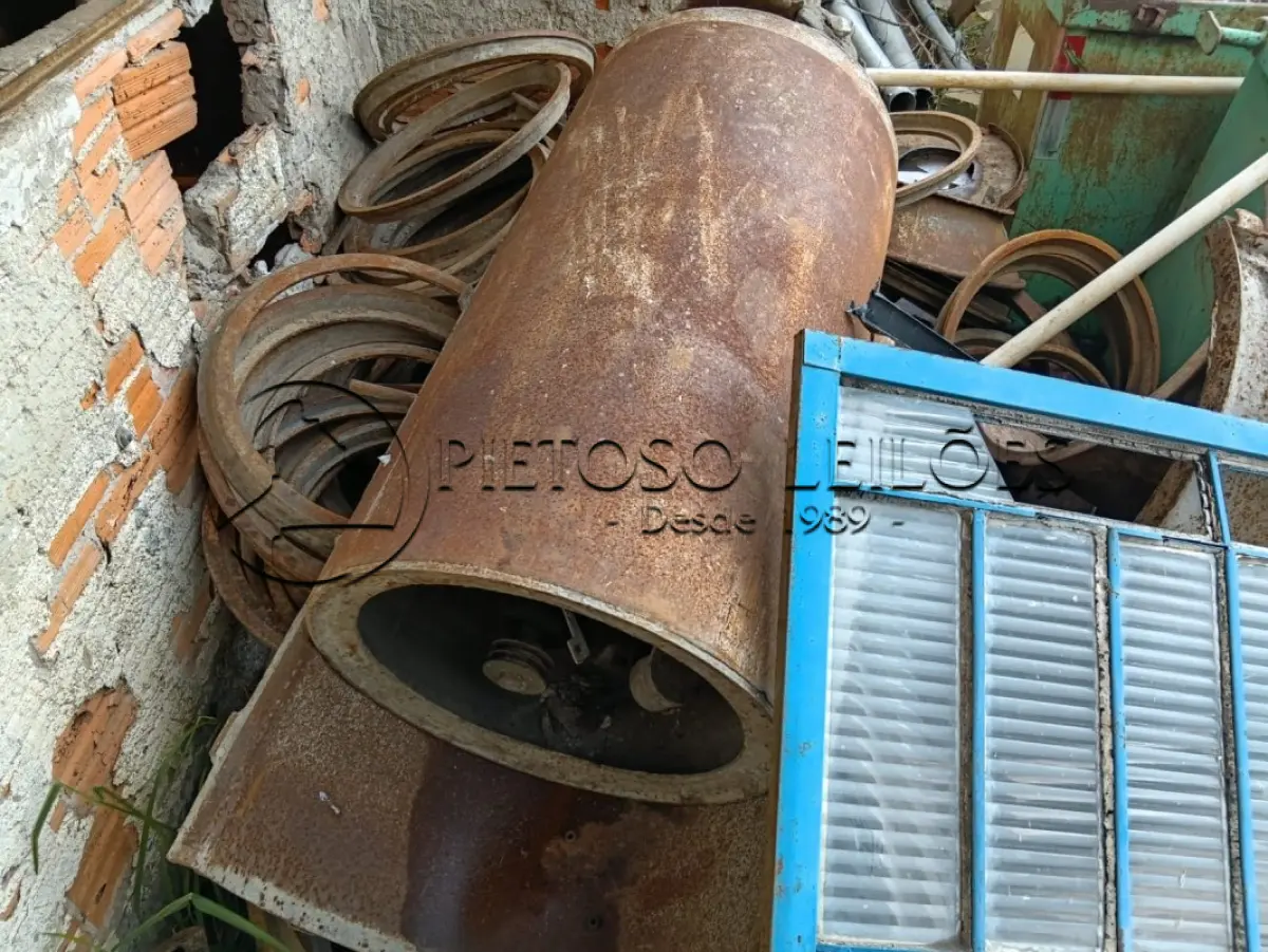 LOTE 009 - SUCATA DE BETONEIRA, ROÇADEIRA, FORMAS PARA TUBOS DE CONCRETO.