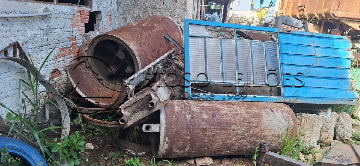 LOTE 009 - SUCATA DE BETONEIRA, ROÇADEIRA, FORMAS PARA TUBOS DE CONCRETO.