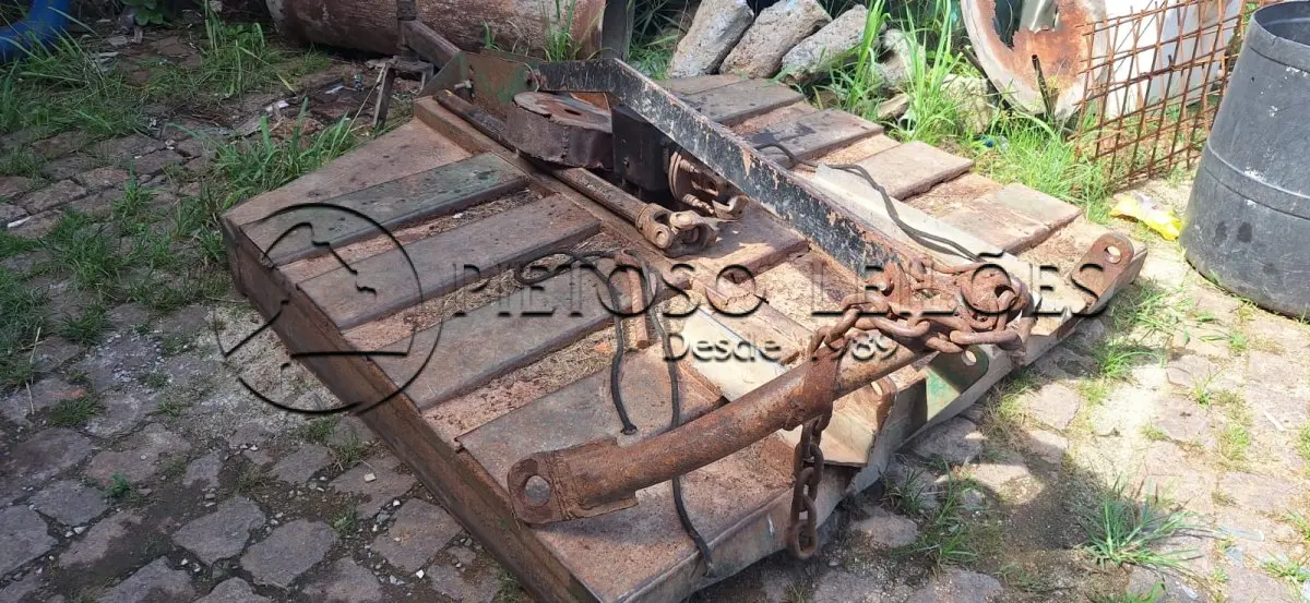 LOTE 009 - SUCATA DE BETONEIRA, ROÇADEIRA, FORMAS PARA TUBOS DE CONCRETO.