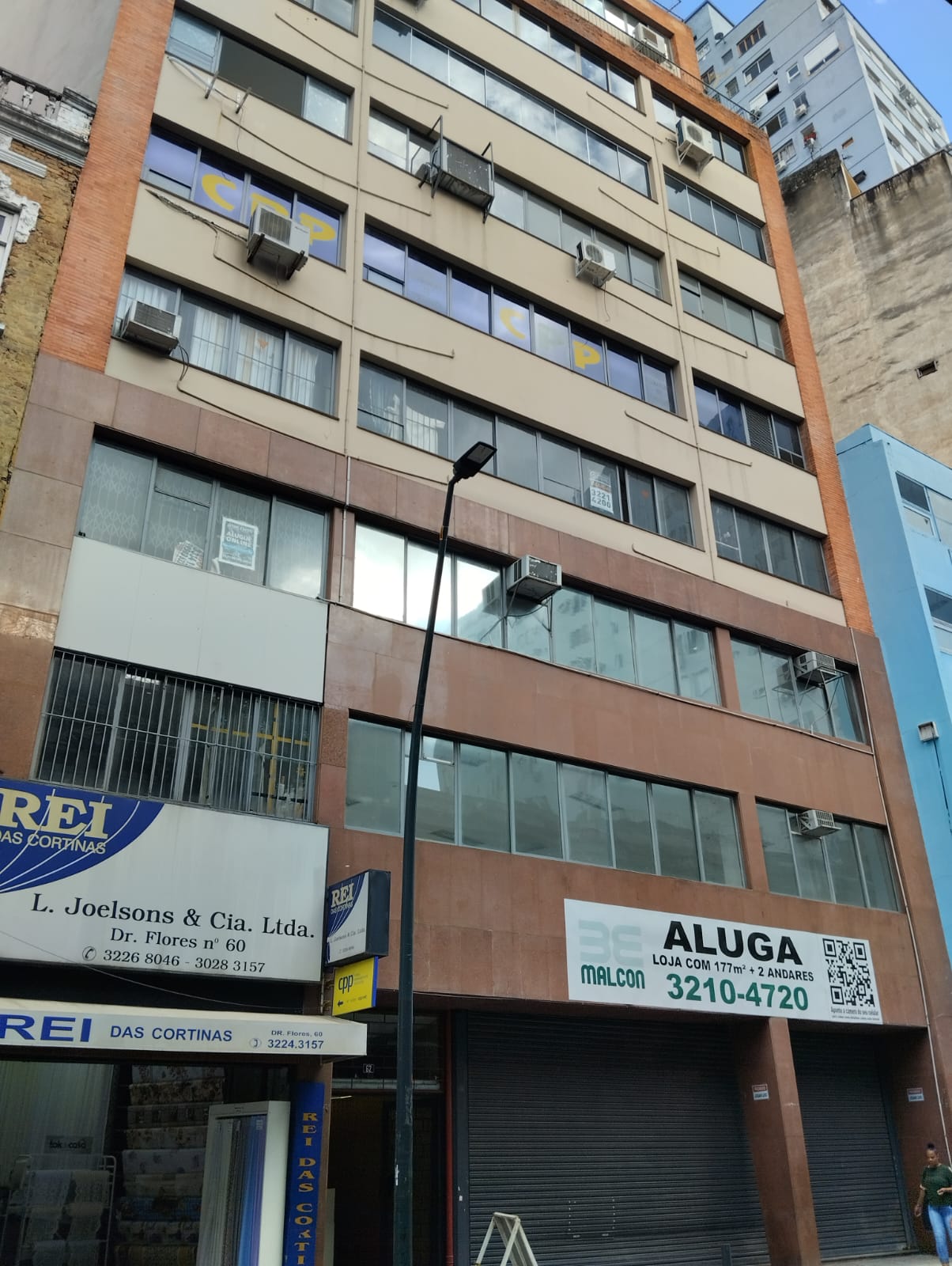 Porto Alegre/rs - Conjunto N° 1301 Do Condomínio Edifício Doutor Flores, Á Rua Dr. Flores N° 62, Bairro Centro, localizado em Porto Alegre - RS