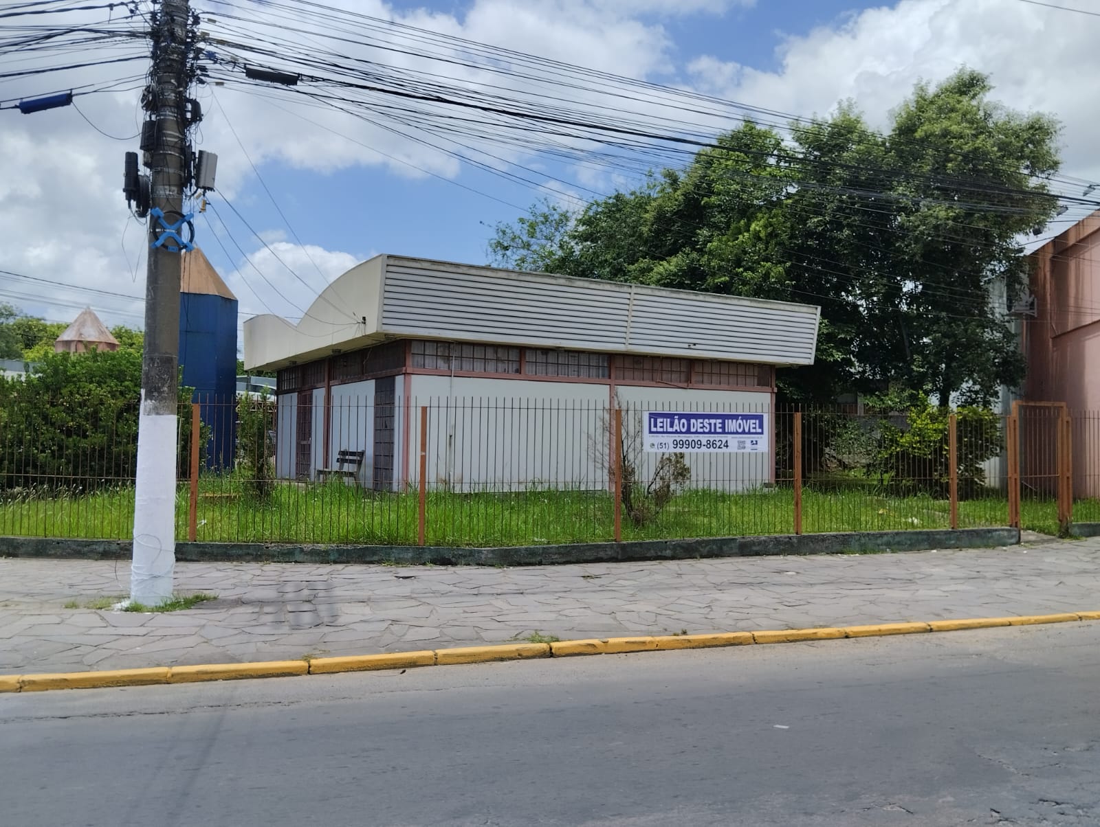 Imóvel: Terreno De Esquina Na Av. Pres. Getúlio Vargas Com Rua Roberto De Souza Feijó, Área: 699,40m², Alvorada/rs., localizado em Alvorada - RS