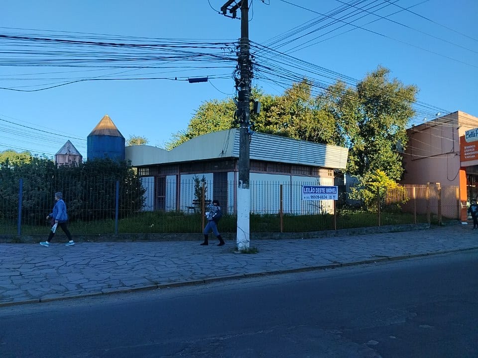 Imóvel: Terreno De Esquina Na Av. Pres. Getúlio Vargas Com Rua Roberto De Souza Feijó, Área: 699,40m², Alvorada/rs., localizado em Alvorada - RS