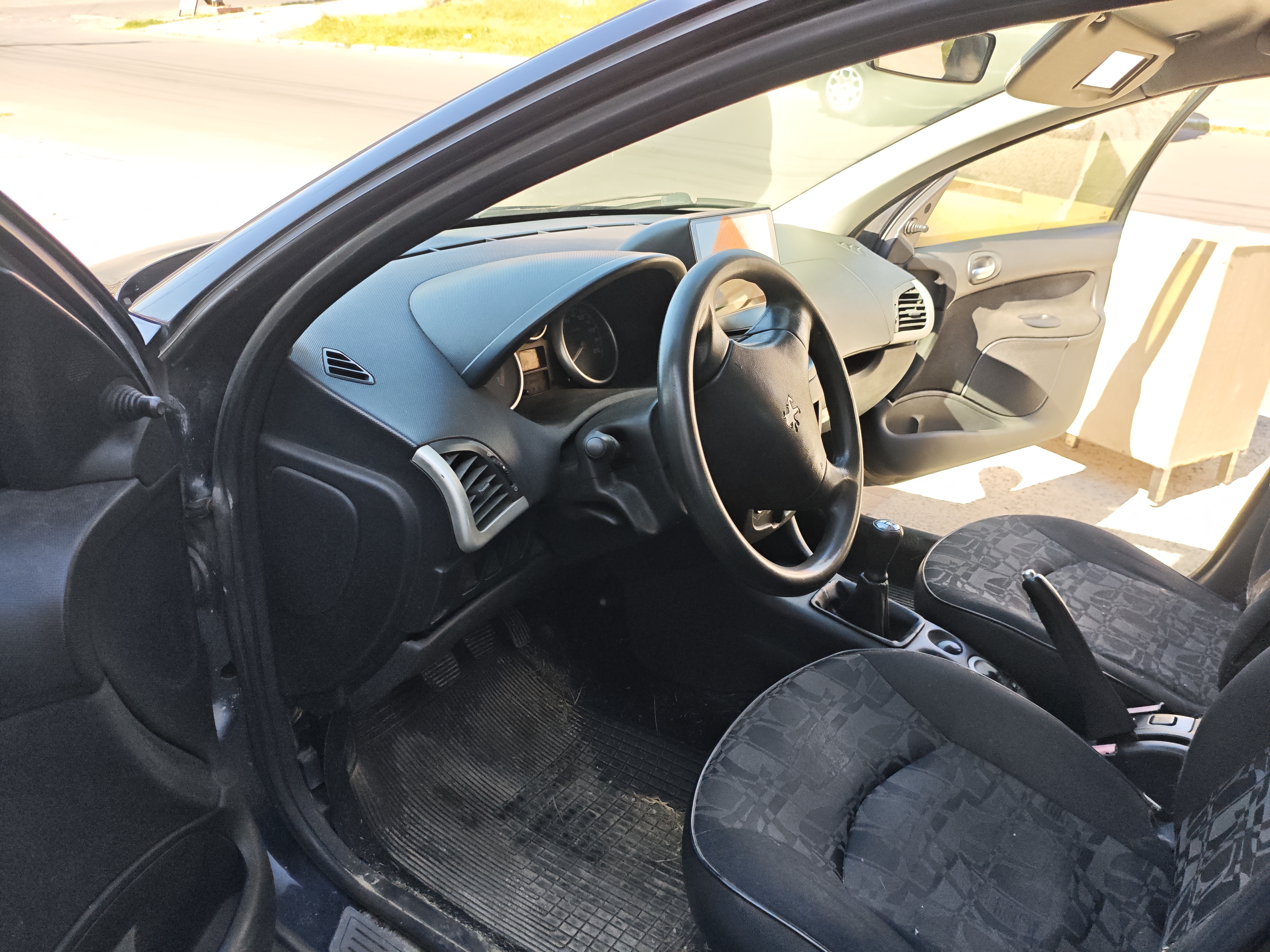 LOTE 001 - VEÍCULO PEUGEOUT/207 PASSION XR, ANO/MODELO: 2010/2011, PLACA: IRD1D20