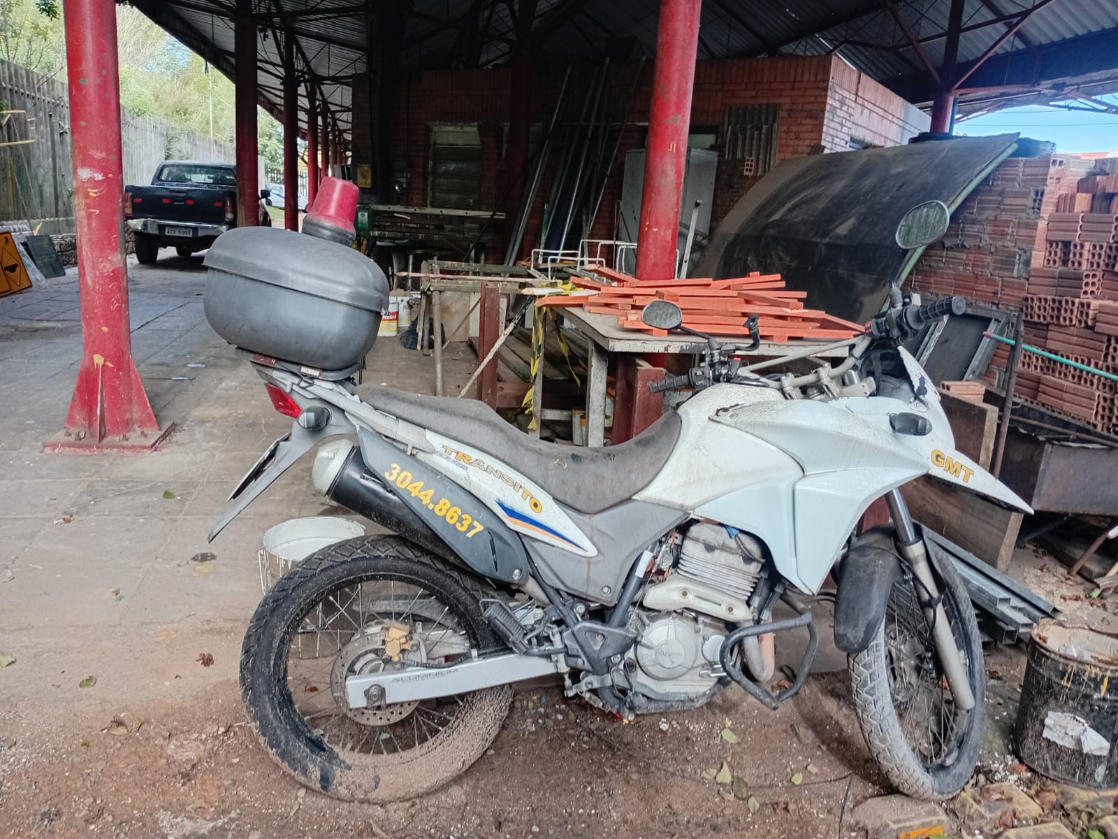 LOTE 004 - Tipo: Motocicleta, Marca/Mod.: HONDA/XRE 300, Ano/modelo: 2014/2015, Placa: IWC5544.