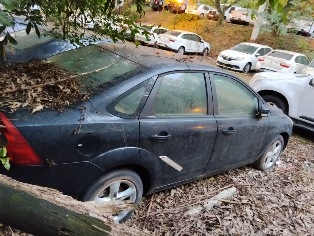 LOTE 018 - AUTOMÓVEL I/FORD FOCUS 2L FC FLEX, ANO/MODELO: 2010/2011, PLACA: IRN2456,