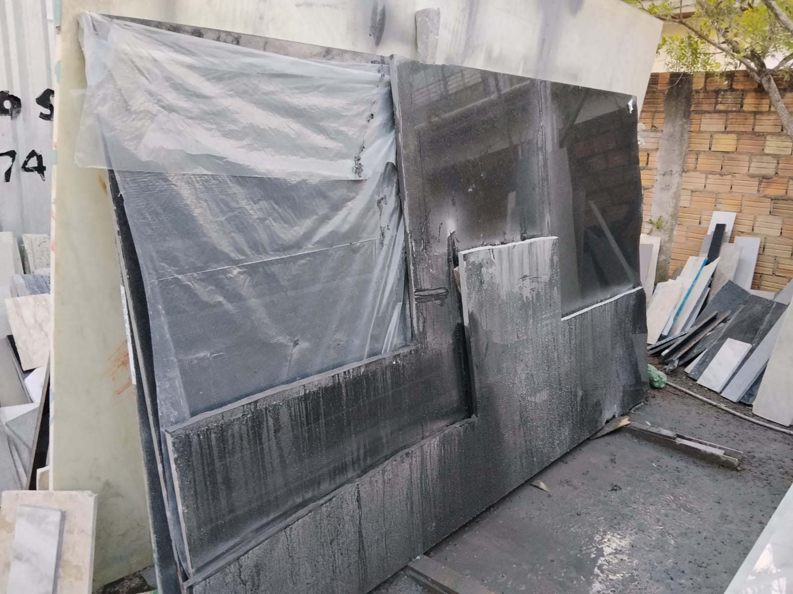 LOTE 401 - 15 (QUINZE) CHAPAS DE GRANITO PRETO “SÃO GABRIEL”, medindo 190cm por 290cm cada.
